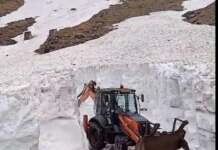 Începe provocarea pe Transfăgărășan! Zăpada de peste 4 metri pe carosabil va fi scoasă