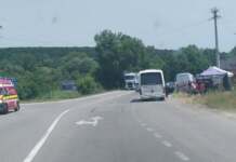 Accident pe DN 67 în Gorj: Autobuz intrat în coliziune cu un autoturism; o femeie rănită