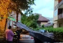 Acoperiș prăbușit peste mai multe mașini în Târgu Jiu. ISU Gorj intervine în mai multe situații de urgență
