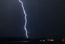Un bărbat a fost lovit de trăsnet