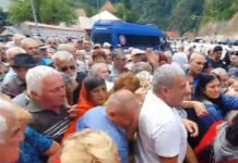 Haos la Mănăstirea Lainici: pelerini îmbrânciți pentru pachetele gratuite