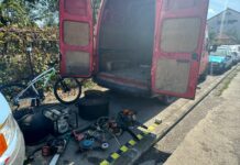 Trei tineri, cu vârste între 16 și 29 ani, acuzați de furtul unui cazan de țuică și a altor bunuri