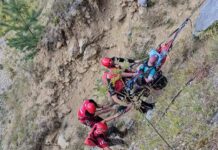 Salvamontiștii din Gorj au salvat o femeie de 70 de ani, victimă a unui AVC, la 200 de metri înălțime