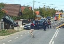 Cascadorie ca-n filme pe un drum din Bîlteni: O șoferiță a ajuns cu mașina suspendată pe o poartă