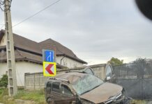 Accident spectaculos la Pișteștii din Deal: Un Duster distrus complet, șoferul scapă ca prin minune