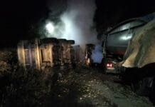 Foto: Două autotrenuri s-au făcut scrum în Slătioarea. Unul dintre ele este înmatriculat în Gorj