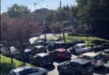Isterie în centrul Timișoarei după o glumă a unui așa-zis influencer: cozi kilometrice la o benzinărie pentru un plin gratuit