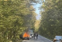 Mașină în flăcări în zona Dumbrava din Tismana
