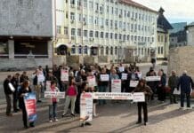 Protest al locuitorilor din Baia de Fier împotriva Aparegio și a Primăriei: „Cerem apă curată și contracte corecte”