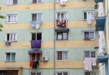 Amendă de până la 1.000 de lei pentru cei care scutură covoarele pe balcon sau pe geam