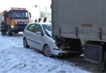 Două persoane, printre care un copil, transportate la spital după ce un autoturism a intrat într-un TIR parcat