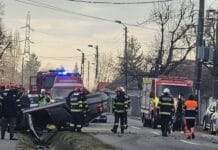 Accident rutier în Târgu-Jiu, cartier Ursați. O mașină s-a răsturnat și-a rămas pe plafon