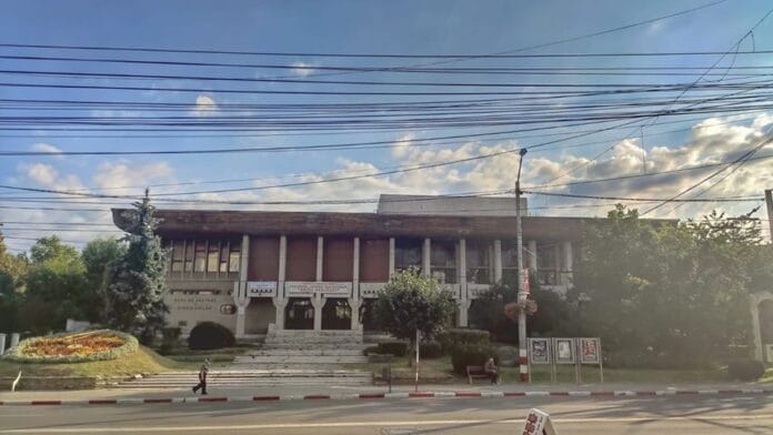 casa de cultura Casa de Cultură a Sindicatelor din Târgu Jiu, abandonată în ruină