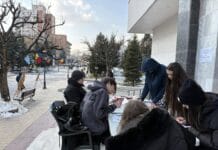 Controverse la Târgu Jiu: copii ținuți în frig la atelierul de Ziua Brâncuși