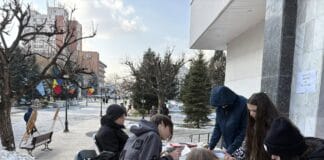 Controverse la Târgu Jiu: copii ținuți în frig la atelierul de Ziua Brâncuși