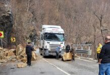 Foto: Bolovani de mari dimensiuni căzuți pe carosabil în Defileul Jiului bolovani Defileul Jiului