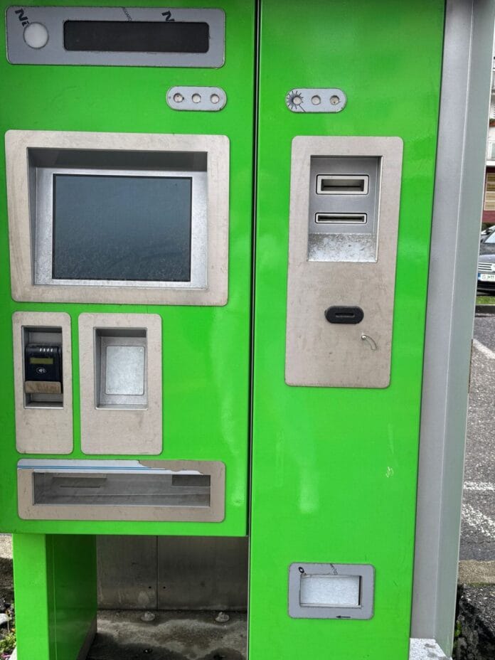 automat bilete1 Aparate de bilete Transloc, nefuncționale de ani de zile, lăsate să ruginească