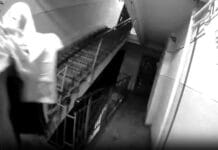 Și-a pus un cearceaf în cap și a i-a distrus camera de supraveghere