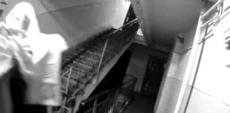 Și-a pus un cearceaf în cap și a i-a distrus camera de supraveghere