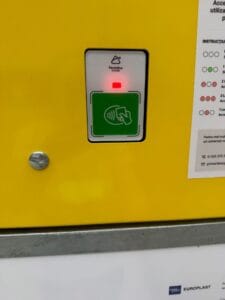 Containere inteligente, gestionare proastă: La Târgu Jiu, insulele ecologice digitalizate stau pline și nefolosite
