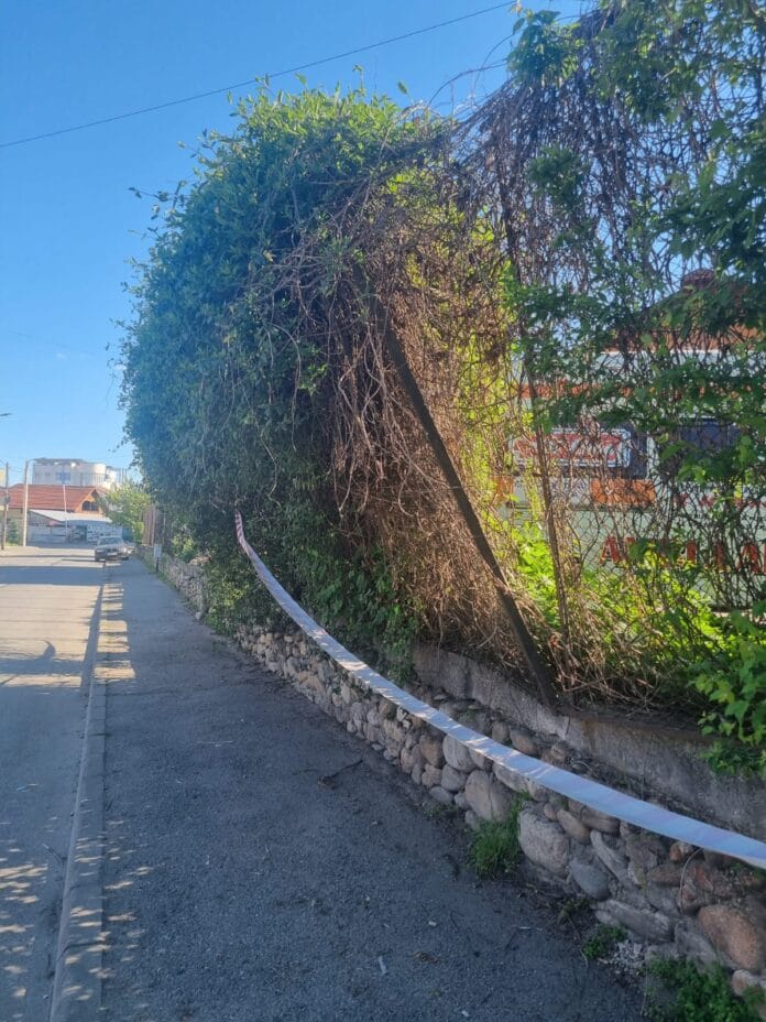gard stadion1 Pericol public la Stadionul Municipal din Târgu Jiu: gardul stă să cadă, autoritățile pun doar o bandă de avertizare