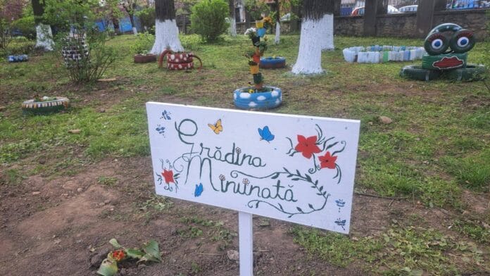 gradina spiru Elevii de la „Spiru Haret” din Târgu Jiu dau viață curții liceului cu ajutorul anvelopelor uzate