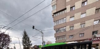 Un autoturism a luat foc în centrul orașului Tg-Jiu