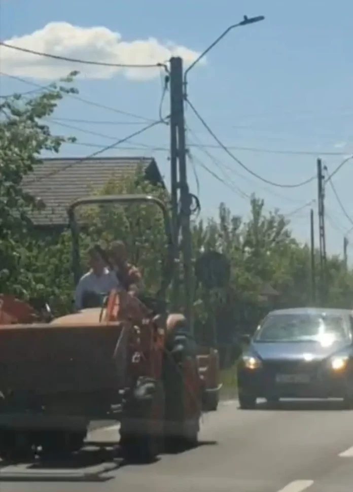 Copil de 7 ani surprins conducând un tractor