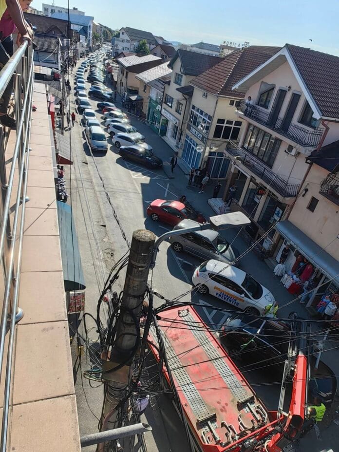 strada blocata Târgu Jiu: Trafic blocat pe Strada 1 Decembrie 1918 pentru ridicarea unei mașini parcate neregulamentar