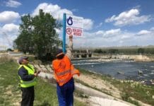 Pericol în apele râurilor! Scăldatul este interzis – risc de înec și îmbolnăvire Scăldatul este interzis – risc de înec și îmbolnăvire