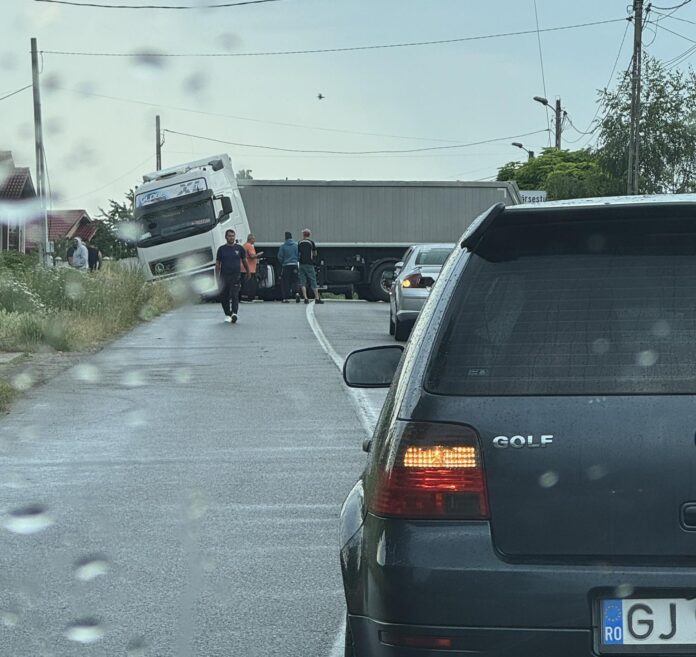 tira rasturnat Trafic blocat în zona Ursați, județul Gorj