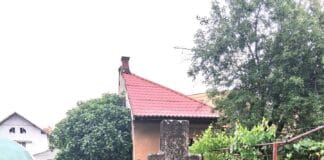 Crucea străbună din Târgu Jiu, uitată între rugină și nepăsare