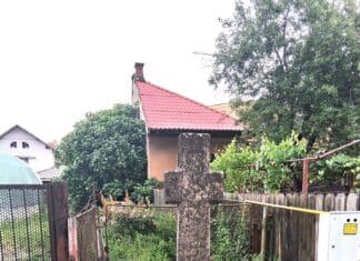 Crucea străbună din Târgu Jiu, uitată între rugină și nepăsare
