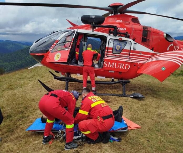 Tânăr cioban mutilat de o petardă în timp ce încerca să alunge un urs, la Azuga – intervenție salvatoare în ultima clipă!