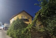 A CĂZUT! Gardul de la Stadionul Municipal a blocat strada! Conducerea primăriei, iar a dormit în bocanci