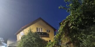 A CĂZUT! Gardul de la Stadionul Municipal a blocat strada! Conducerea primăriei, iar a dormit în bocanci