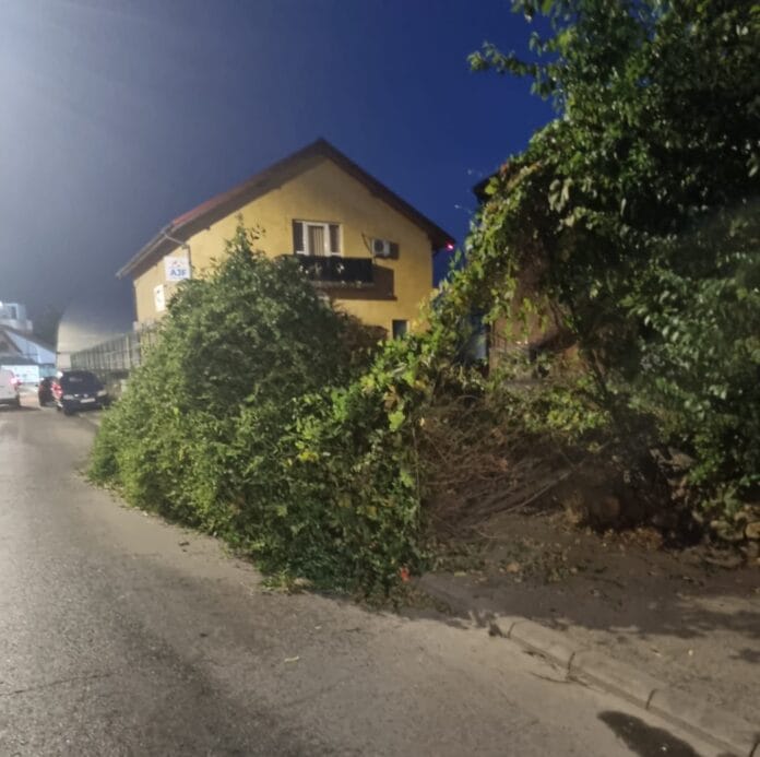 gard stadion1 A CĂZUT! Gardul de la Stadionul Municipal a blocat strada! Conducerea primăriei, iar a dormit în bocanci