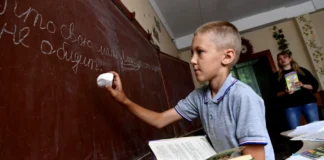 Elevii din Ucraina încep școala în subsoluri și buncăre, pentru a fi protejați de bombardamente