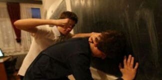Bătaie între doi elevi de 15 ani, chiar în sala de clasă din Târgu Jiu!