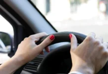 O tânără de 27 de ani s-a lăudat că a condus fără permis – și totul a fost filmat pe rețelele sociale!