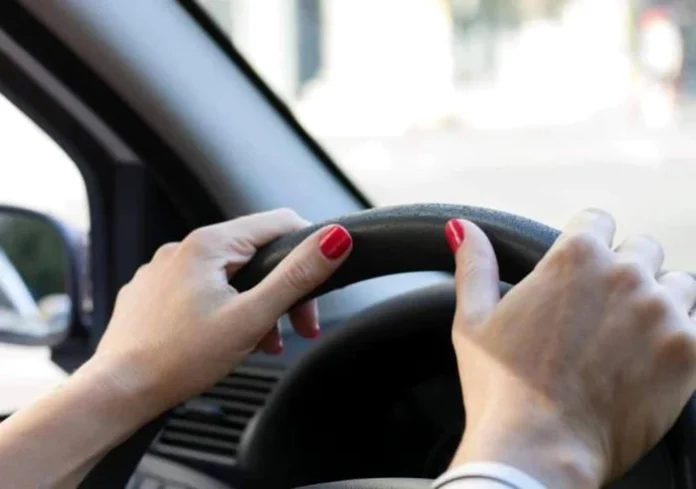 O tânără de 27 de ani s-a lăudat că a condus fără permis – și totul a fost filmat pe rețelele sociale!