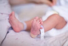 Copil vândut pentru 7.000 de euro în Gorj. Doi tineri sunt căutați de autorități, iar cumpărătorul a fost reținut