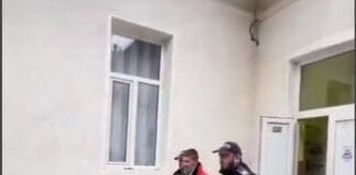 O femeie de 60 de ani, bătută chiar în fața casei de propriul ginere – poliția a intervenit de urgență!