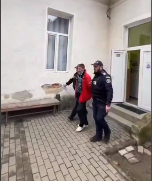 arestat O femeie de 60 de ani, bătută chiar în fața casei de propriul ginere – poliția a intervenit de urgență!