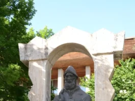 Statuia lui Brâncuși va fi mutat în fața Primăriei Târgu Jiu. ”Brâncuși nu e mobilier urban!” Statuia lui Brâncuși va fi mutat în fața Primăriei Târgu Jiu