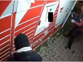 Cum au vrut doi tineri să fure mai multe iPhone 17 Pro Max din Easybox. Planul „genial” care i-a dus direct la poliție