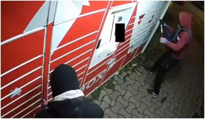Easybox Cum au vrut doi tineri să fure mai multe iPhone 17 Pro Max din Easybox. Planul „genial” care i-a dus direct la poliție