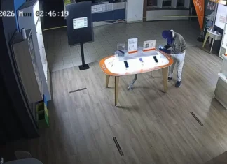 Spargere ca-n filme într-un magazin de telefonie mobilă din Târgu Jiu. Hoțul, identificat de polițiști în mai puțin de 24 de ore Spargere ca-n filme într-un magazin de telefonie mobilă din Târgu Jiu. Hoțul, identificat de polițiști în mai puțin de 24 de ore