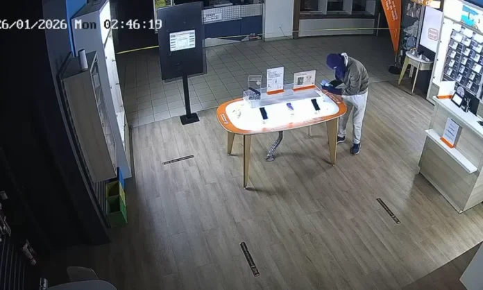 Spargere ca-n filme într-un magazin de telefonie mobilă din Târgu Jiu. Hoțul, identificat de polițiști în mai puțin de 24 de ore