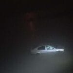 A scăpat cu zile după ce a plonjat cu mașina în Jiu. Victima în șoc hipotermic